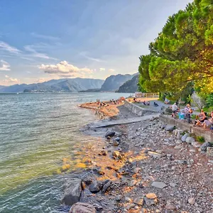 Mit Seeblick, Strandnähe Und Tiefgaragen Stellplatz Acquaseria